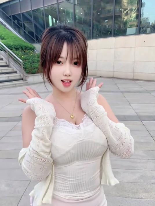 圆脸女孩的治愈系日常 奶茶配甜点的画面甜到发齁