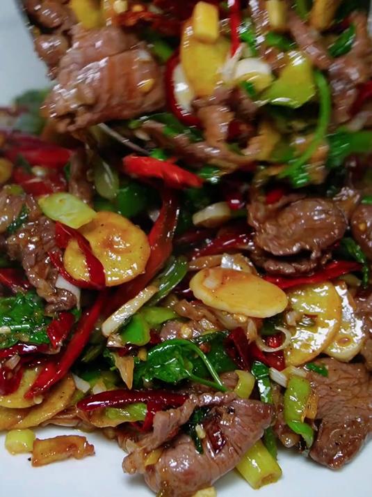 徐州人喜欢吃羊肉，用绿豆饼炒的这种羊肉是很好吃的一道土菜