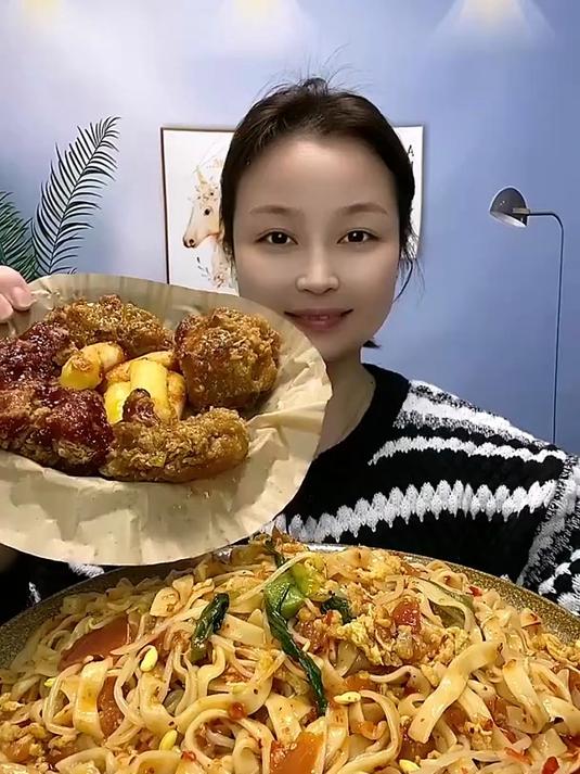 美食吃播:番茄炒蛋面,菠萝咕噜肉