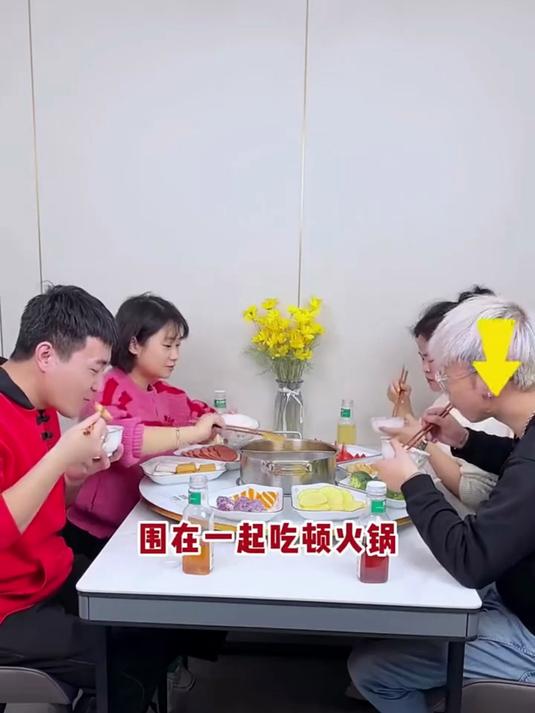 饭菜保温板有防滑设计,盘子放上面不会滑动,端取时更安全