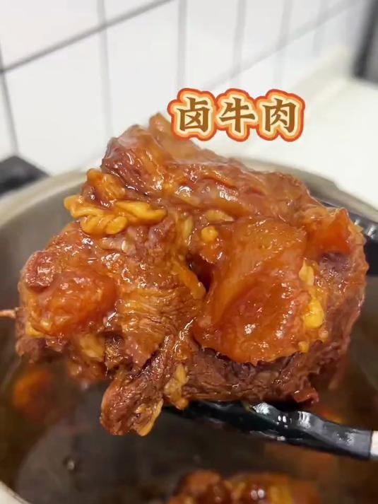 今天做了一大锅的卤牛肉,做法真的非常简单,零失败