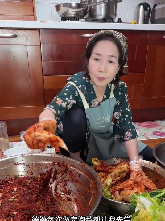 过冬泡菜腌好了,婆婆今天抹酱料,每年婆婆都得做100多棵。