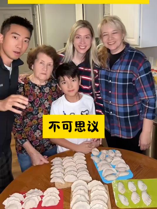 外国家人竟然会包饺子