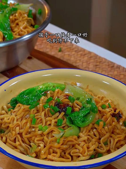 早餐不要总是包子油条了，早起几分钟就能做出香喷喷的葱油拌面