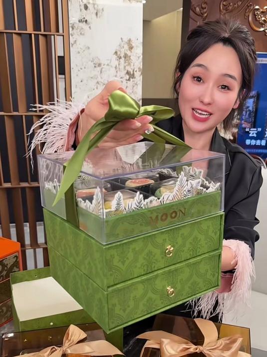 发光高档月饼礼盒:流心广式传统糕点,走亲访友送礼超合适!