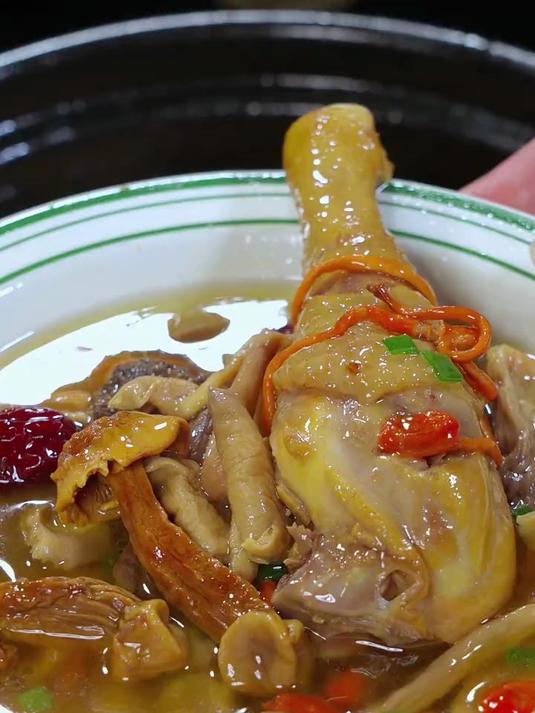 营养鲜美的菌菇鸡汤