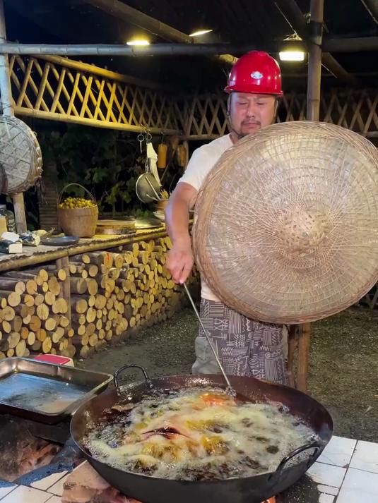 又是一个有雨有肉的夜晚，与老友分享美食，静静听雨
