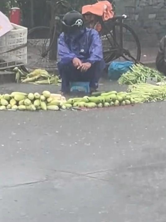 雨幕中的坚守者，爷爷冒雨卖菜不挪摊，网友：生活不易