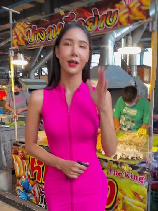 今天来尝试一下泰国芭提雅周末夜市的烤鱿鱼