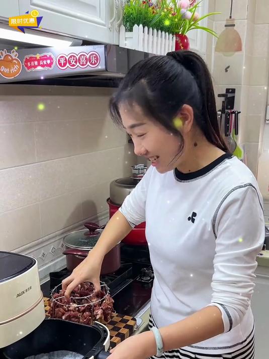 有了这个烤架在家吃烤肉串真的太方便了,烧热均匀