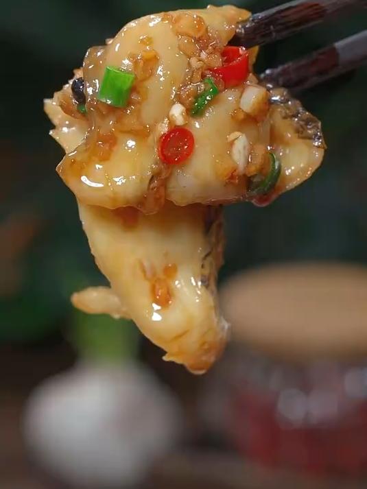 像我这样做道蒜香鱼片,鲜香嫩滑,简单又好吃