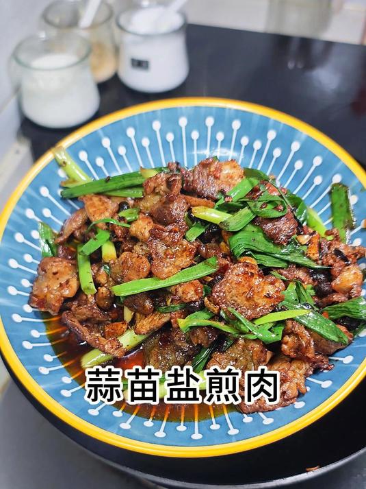 在我们四川每家每户都会做这样一道盐煎肉,干香四溢家常味浓