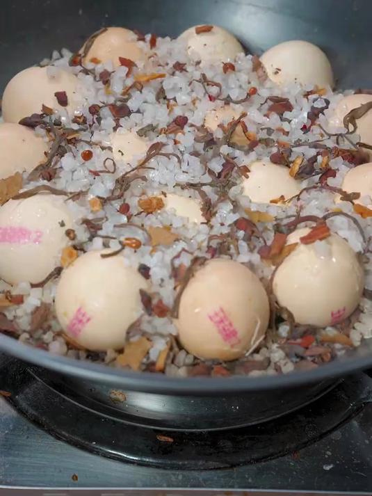 我认为目前为止鸡蛋更好吃的做法就是盐焗了