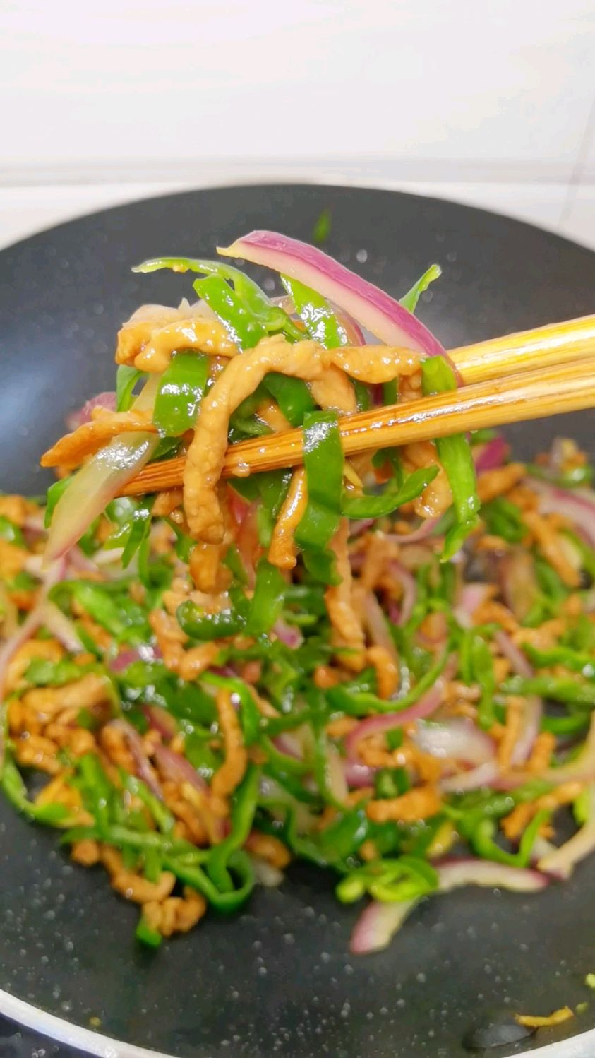 青椒炒肉丝,加洋葱一起炒,更香更鲜,开胃又下饭