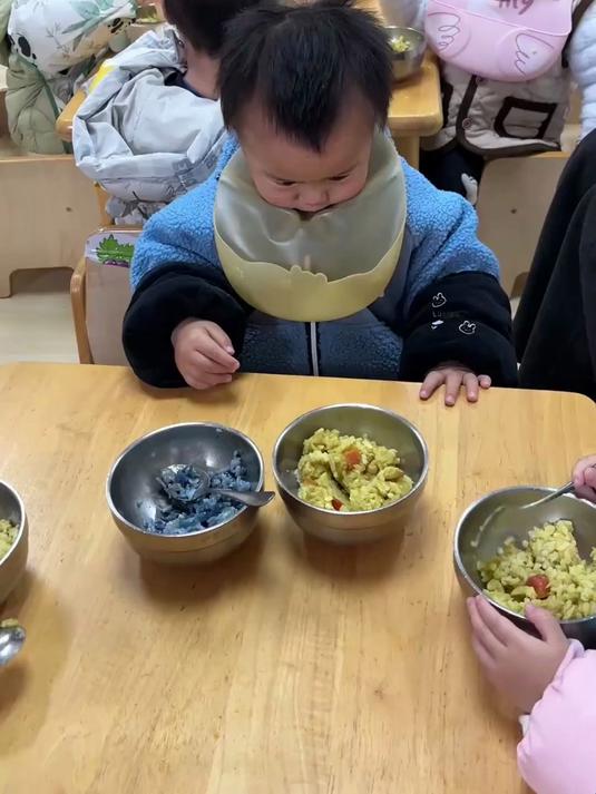 有肉小宝宝不愿意吃，幼儿园食堂饭菜难以入口，网友：幼儿园的话做成这样不应该