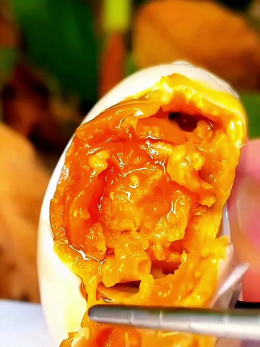 散养海鸭生好蛋,咸香流油,早餐来一颗元气满满!