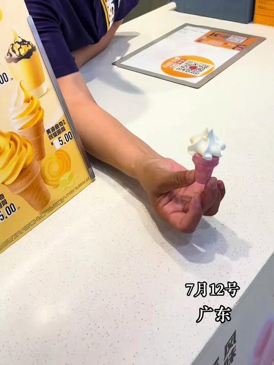 爸爸妈妈带宝宝去麦当劳,结果还吃到了免费的小冰淇淋