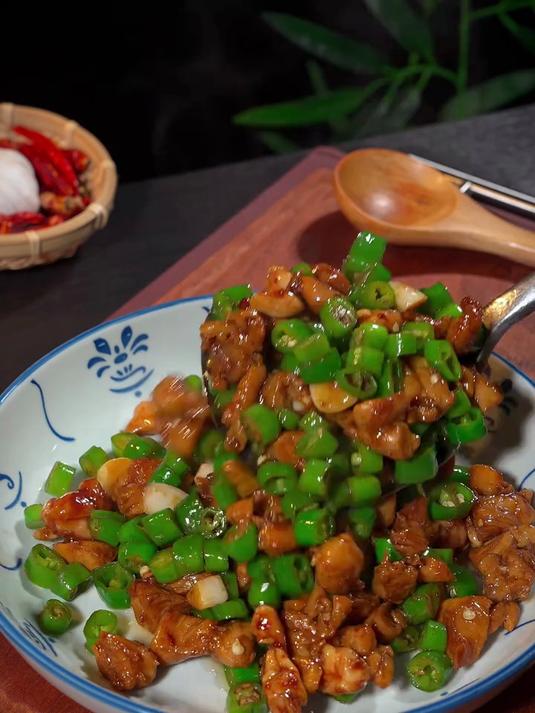 夏天没胃口吃饭，你就试试这道青椒炒鸡丁