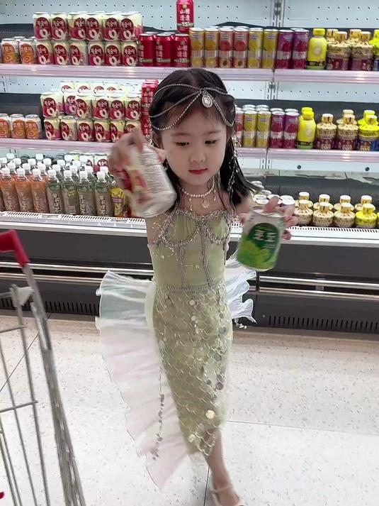 美人鱼游泳竟变成了泼水节