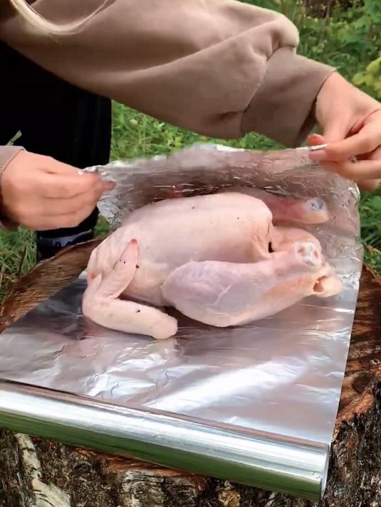 美女野外制作叫花鸡,这个泥炉看着太眼熟了