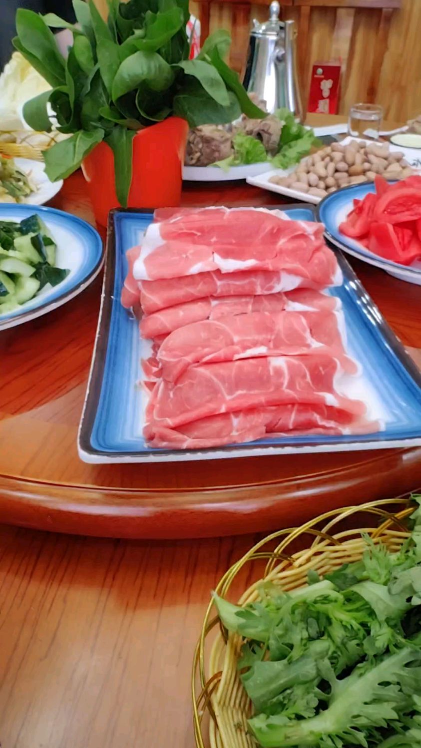 视频采风涮羊肉场面,这鲜美的羊肉,真的诱人不浅