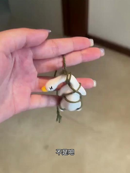 烤鸭挂件会“害羞”!遇热变红超呆萌,挂哪都亮眼