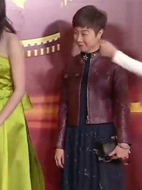 两人同穿抹胸裙出镜，看到汤唯再看齐溪，谁更女人一眼分辨！