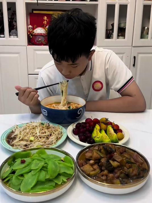 很多姐妹都问儿子每天吃了啥想那么高，今天给大家分享下13岁小学生身高176身高的晚餐食谱 