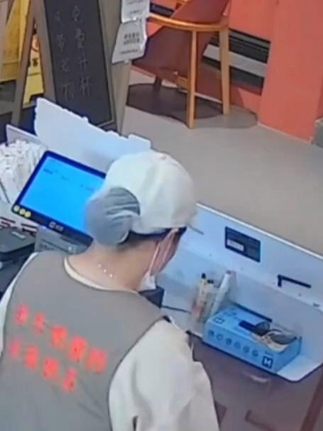 顾客退款外卖员把奶茶又拿回店内,几个店员一致决定把奶茶给小哥喝,网友:三个人秒变招财猫太可