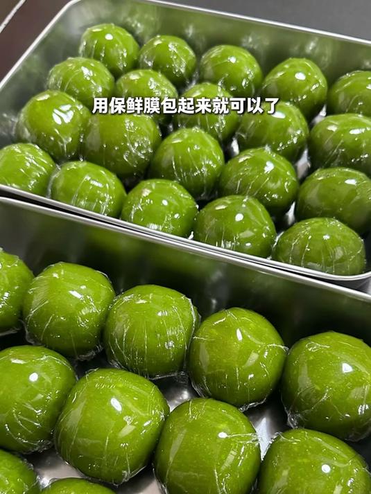这样做的青团颜色翠绿,糯叽叽的香甜好吃