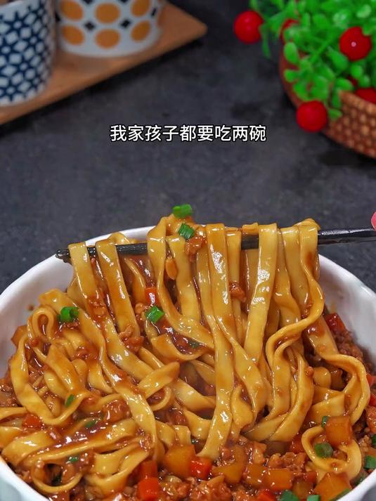 土豆肉酱面这样做酱香浓郁，太好吃了