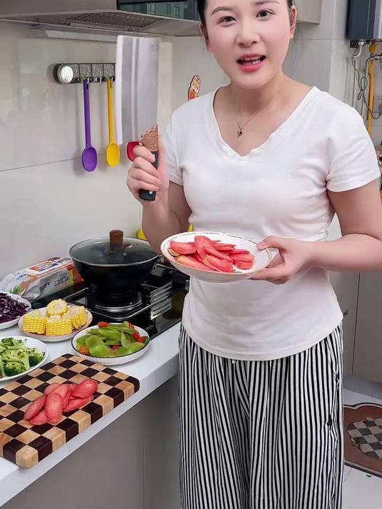 不想家里每次来客人总是乱糟糟的，就入手了这个多层备菜盘收纳架
