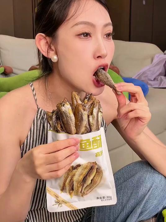 一口接一口!酥脆黄鱼酥,香到舔手指,根本停不下!