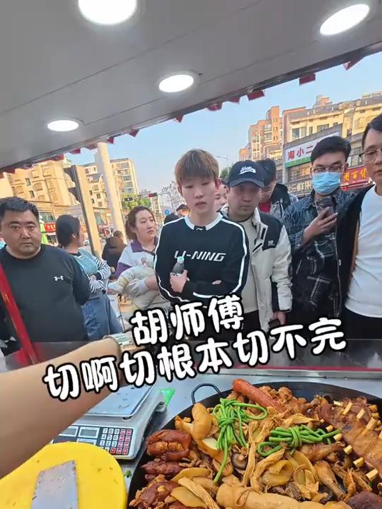 90后小伙带你沉浸式体验在安徽芜湖摆摊卖卤菜
