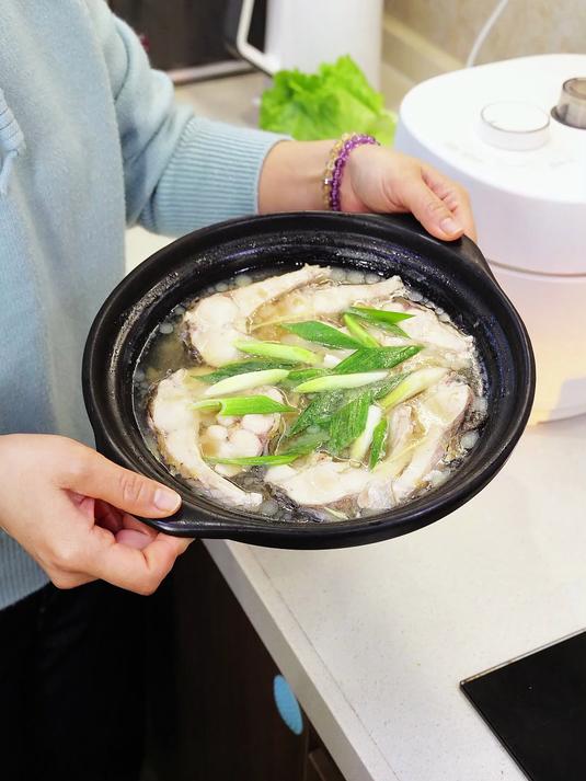 潮汕人冬天必吃的“酸梅草鱼冻”，做法很有特色，实在太好吃了！