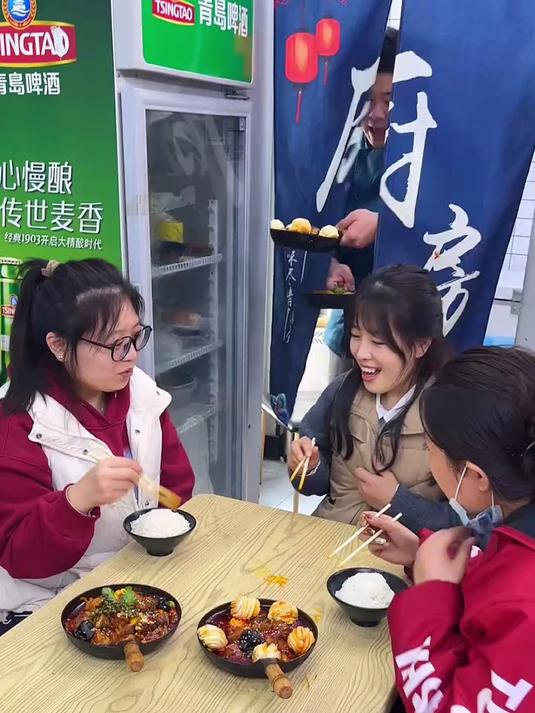 小份炒鸡米饭,大锅炒小锅出,五种口味,鸡肉软嫩,鲜香麻辣~