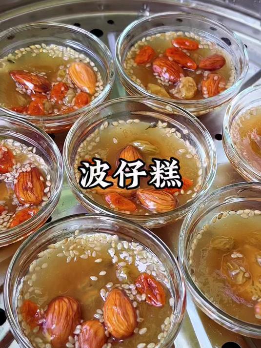 藕粉既可以泡水喝，还可以做好看又好吃的钵仔糕，香甜Q弹又冰凉