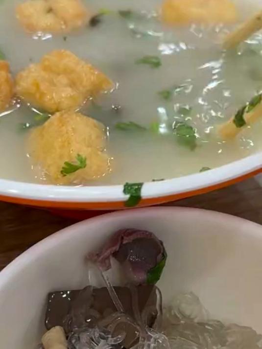 女子买了一份鸭血粉丝汤,把粉捞出来只有一小碗