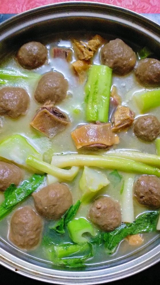 腊味煲。吃多了容易上火,在煲的时候加上一些芥菜。既清甜又下火
