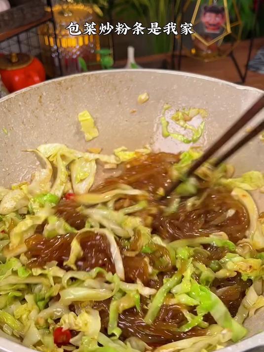 这是我家一周吃八次都不腻的荤菜 包菜炒粉条 好吃又下饭