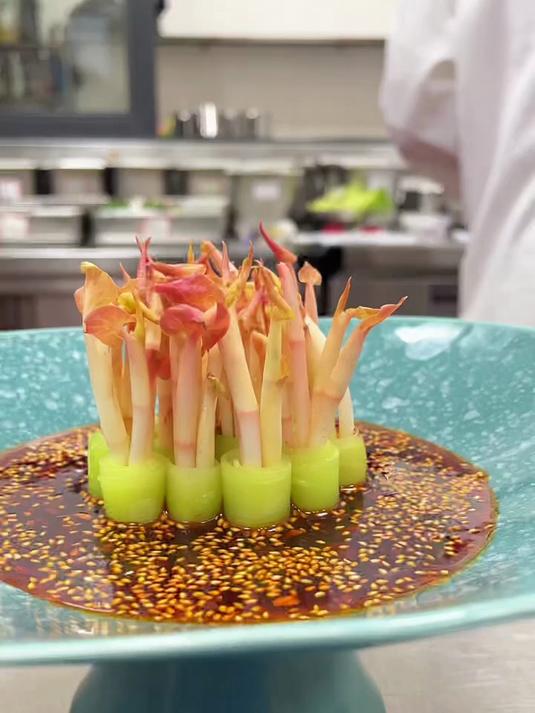 今天给大家分享一个春天的新菜“爽脆折耳芽”创意十足