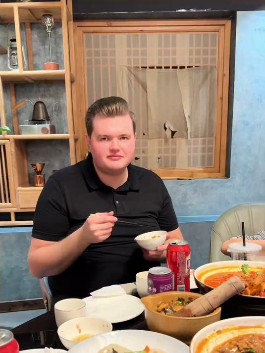 带挪威小叔子品尝云南美食，点了整整一桌子菜，小叔子直流口水