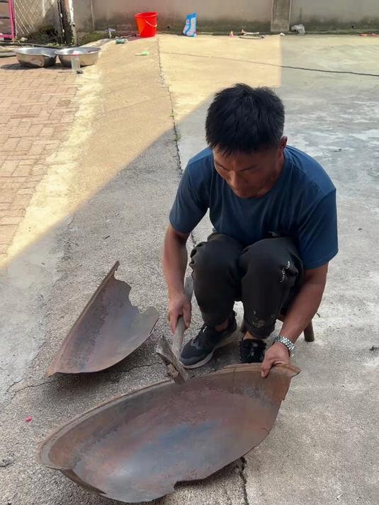 把我家的大铁锅给砸了,在河边来一顿锅叉子烤肉,太香了