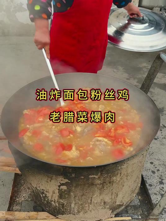 每大三四十人一起吃早饭是一种什么样的体验——油炸面包粉丝鸡