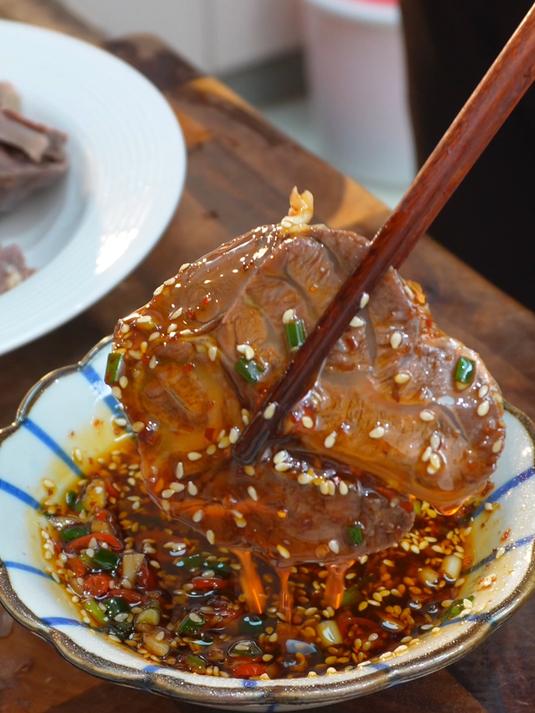 高压锅里放一块牛腱子一根白萝卜,一锅出两个菜,好吃又还简单