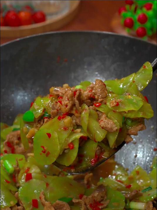 这样做的莴笋炒肉太好吃了,做法简单,脆嫩又爽口