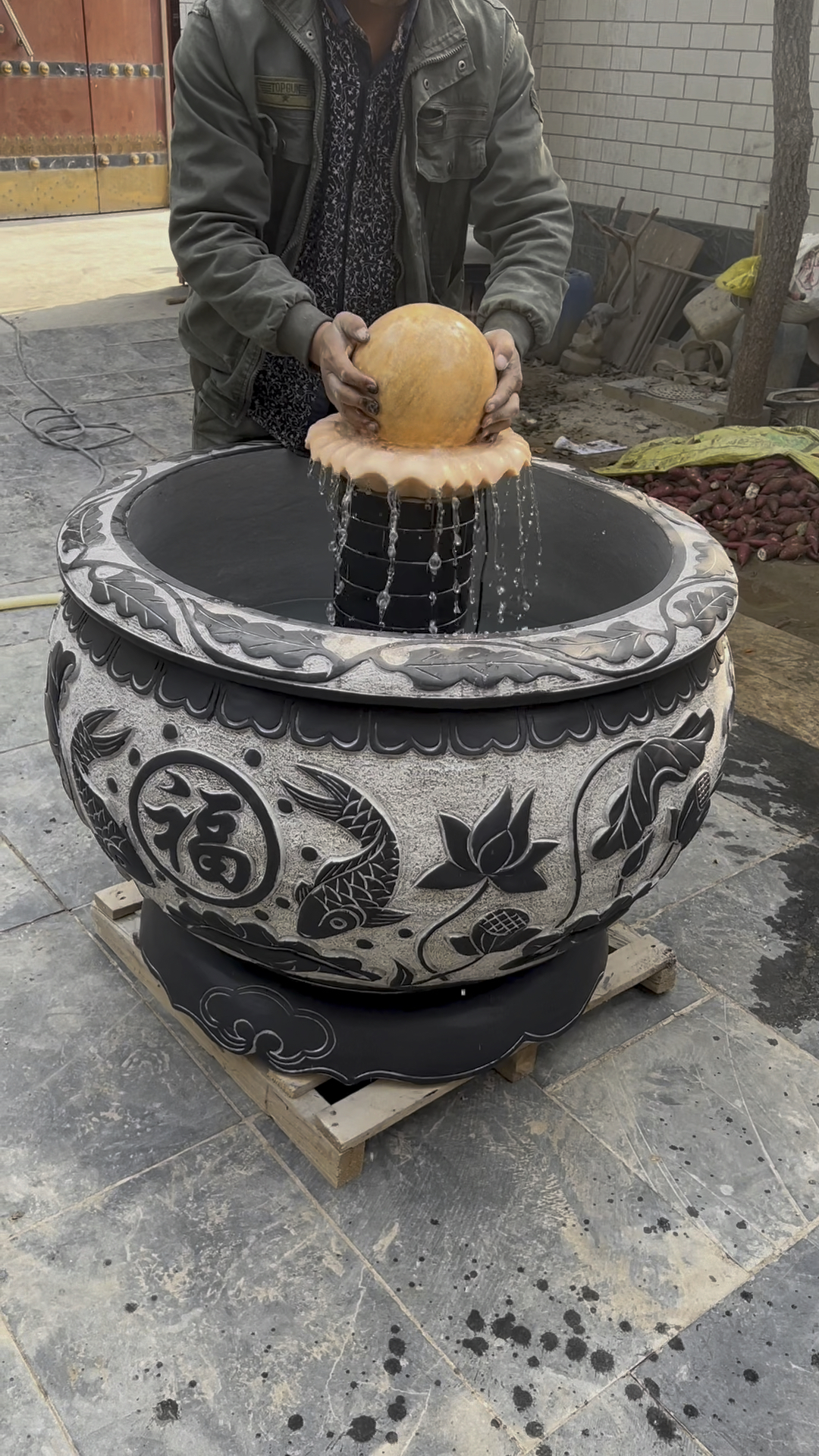 青石鱼缸里摆放风水球流水造景过程摆放庭院好看