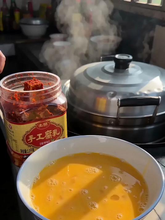蒸蛋配上霉豆腐，巴适得很#霉豆腐##豆腐乳#