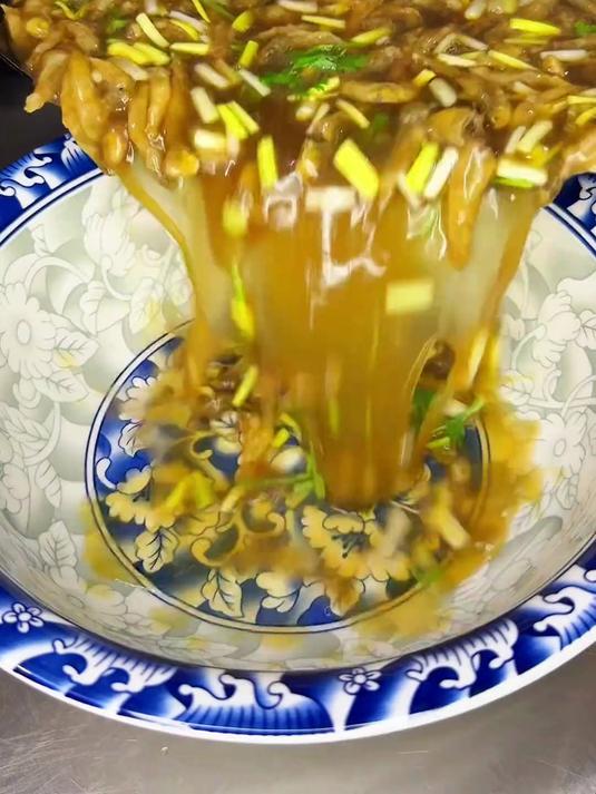 长大后尝遍山珍海味，最难忘的还是这碗家常汤酸辣小鱼汤