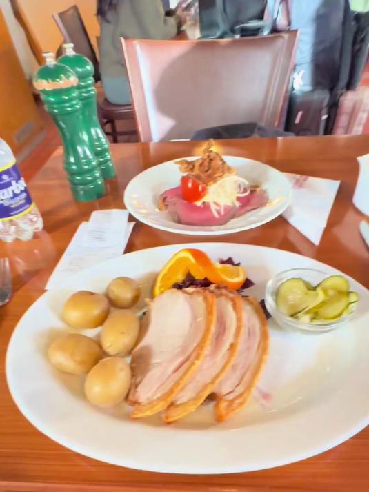 一定不要去尝试当地特色每次都不好吃最好吃的还的是我们中国菜